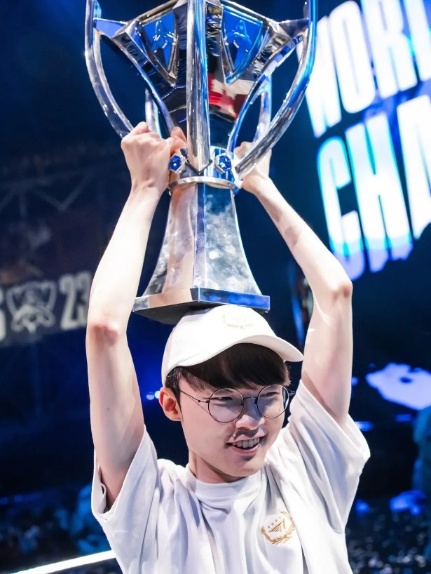 赛事官方分享Faker历年S赛决赛阶段照片：GOAT